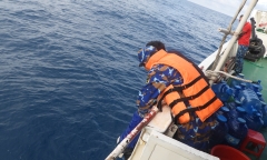 Kịp thời cứu 2 ngư dân trôi dạt trên biển Tây Nam