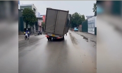 Thót tim cảnh xe tải liều lĩnh đi trên phố với 