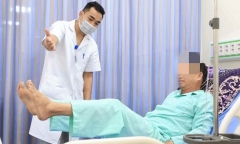 Đang ngồi làm việc, người đàn ông bỗng không cử động, không nói được