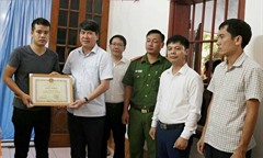 Truy tặng giấy khen cho người đàn ông cứu 2 cháu bé ngã xuống sông ở Ninh Bình
