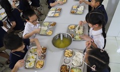 Học sinh Hà Nội trở lại trường, bữa ăn bán trú được kiểm soát từ nhiều khâu