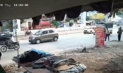 Video: Đang đi bộ trên đường, người phụ nữ bị ô tô tông văng xa vào mét