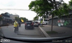 Vụ mở cửa ô tô bất cẩn hất văng xe máy, còn bắt đền 3 triệu đồng: Camera ghi lại gì?