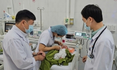Vụ bé sơ sinh bị vùi dưới đất trong vườn cao su: Tìm kiếm người thân của bé 