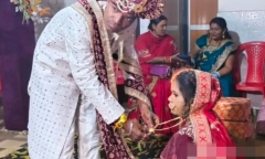 Clip: Người phụ nữ bất ngờ trèo ra cửa sổ căn hộ, hàng xóm hoang mang tột độ