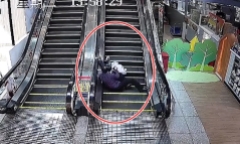 Video: Thót tim cảnh hai bà cháu ngã khi đi thang cuốn ở trung tâm thương mại