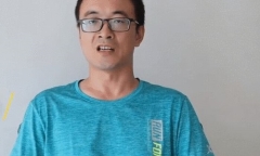 Chàng trai bàng hoàng thấy bố quỳ gối cầu xin nhà bạn gái, nguyên nhân khiến anh đau xót tột cùng