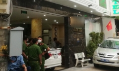 Khám nghiệm hiện trường vụ người đàn ông 48 tuổi chết bất thường trong khách sạn ở Quảng Ngãi