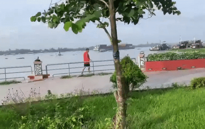 Video: Bị lực lượng chức năng phát hiện, người đàn ông đang tập thể dục nhảy xuống sông bỏ trốn
