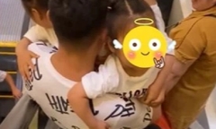 Ông bố bế 3 con gái cùng lúc, dân tình “phát sốt” vì quá dễ thương nhưng chỉ ngay chi tiết nguy hiểm