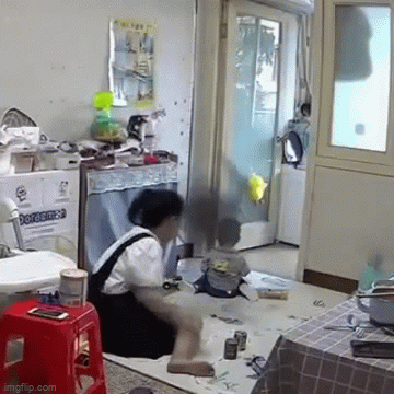 Quạt treo tường bất ngờ rơi xuống, mẹ phản ứng “nhanh như cắt” cứu con khỏi nguy hiểm
