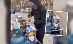 Mẹ đăng ảnh con trai ngồi ăn bánh, dân tình nhanh chóng chỉ ra mối nguy hiểm