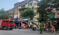  Cháy nhà 3 tầng ở Hà Nội, cảnh sát hướng dẫn nhiều người dân thoát hiểm