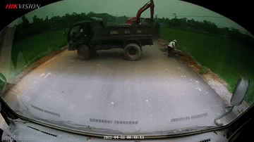 Video: Người phụ nữ tá hỏa lao xuống ruộng, thoát được màn lùi xe nguy hiểm 