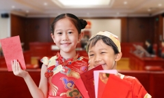 Cặp song sinh 13 tuổi thắng kiện cha 2.500 USD tiền lì xì
