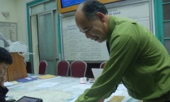 Tàu cứu hộ máy bay mất tích chưa tiếp cận được vết loang lạ