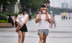 Bộ Y tế: Hạn chế cho trẻ chưa tiêm vaccine ngừa COVID-19 ra đường