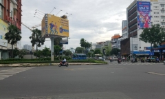 TP.HCM: Người đàn ông bị xe khách cán tử vong khi đi bộ qua đường
