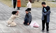 Chàng trai quỳ gối tỏ tình nơi công cộng, hành động 