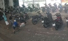 Xôn xao clip 2 nhóm thanh niên hỗn chiến kinh hoàng ở Bình Dương