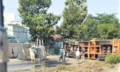 Tin tức tai nạn giao thông mới ngày 12/2: Ùn tắc đường nhiều giờ vì xe container và xe tải lật ngang