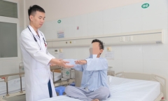 Người đàn ông bất ngờ đột quỵ khi đang đi đường