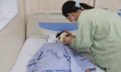 Người phụ nữ có khối u khủng ở môi chỉ vì áp dụng chế độ ăn thực dưỡng