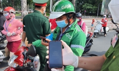 Shipper tại TP.HCM: Chỉ cần xuất trình mã QR để cán bộ quét mã là được