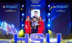 Bố Gen Z bế 2 con lên nhận bằng tốt nghiệp: Trend này không phải ai cũng làm được