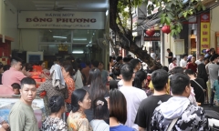 Dòng người xếp hàng dài tại cửa hàng bánh Trung thu “có tiền chưa chắc đã mua được”