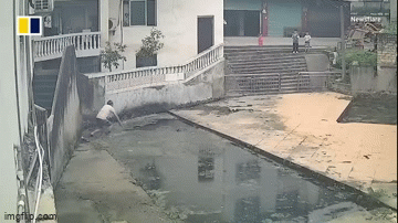 Phát hiện bé trai 3 tuổi đang chới với dưới ao, cụ ông 69 tuổi không ngại nguy hiểm làm điều này