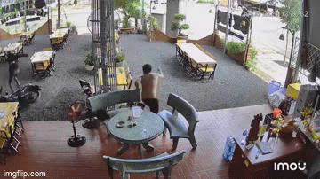 Video: Tên trộm vứt xe, bỏ chạy thục mạng khi bị chủ nhà truy đuổi