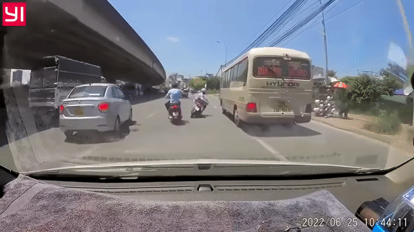 Cô gái vội