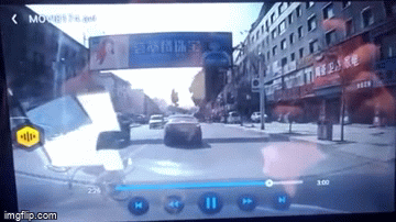 Clip: Khoảng khắc kinh hoàng mái tôn lớn ập xuống đường như trong phim 