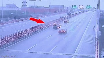 Clip: Ô tô bất ngờ bốc cháy sau va chạm nhỏ giữa đường