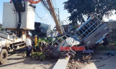 Tin tức tai nạn giao thông mới nhất ngày 23/6: Bất ngờ mất lái, xe tải tông gãy trụ điện bên đường
