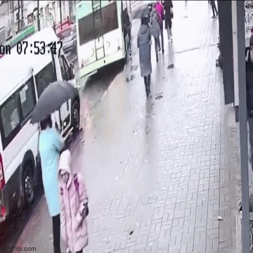 Video: Hốt hoảng chứng kiến cảnh cô gái bị cửa xe buýt kẹp chân, kéo lê trên đường