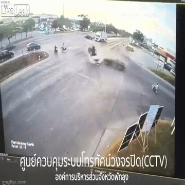Video: Ô tô bán tải lật nghiêng, hơn chục người trên xe văng xuống đường