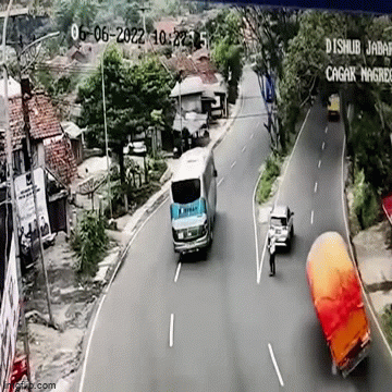 Video: Hoảng hồn chứng kiến cảnh ô tô con bị xe tải đè trúng, kéo lê trên đường