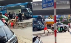 CSGT Hà Nội giúp người dân nhặt hơn 1 tạ cá bị đổ giữa đường