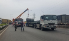 TP.HCM: 2 cuộn thép nặng hàng chục tấn trên xe đầu kéo rơi xuống đường
