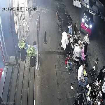Clip: Nhóm thực khách gặp chuyện kinh hoàng khi đang dùng bữa ở quán ăn bên đường