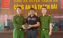 Người dân trả lại 100 triệu đồng rơi từ nóc ô tô đang chạy xuống đường