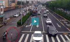 Bé trai bất ngờ lao ra giữa đường, tài xế xe buýt nhanh trí làm một việc cứu mạng đứa trẻ