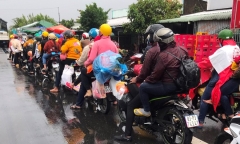 Hàng trăm người dân chạy xe máy về quê, CSGT Sóc Trăng cử lực lượng dẫn đường