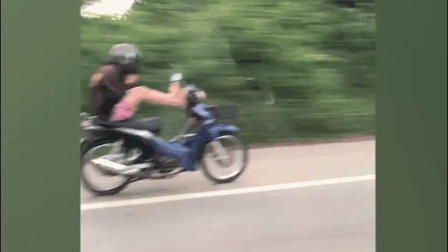 Video: Nam thanh niên lái xe bằng chân, lao vun vút trên đường