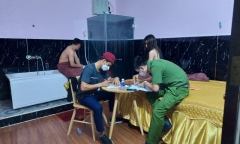 Nữ tiếp viên thoát y phục vụ khách trong cơ sở massage ở Bình Dương