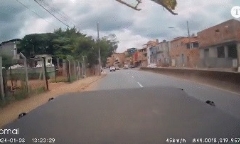 Video: Khoảnh khắc máy bay trực thăng của cảnh sát bất ngờ rơi xuống đường