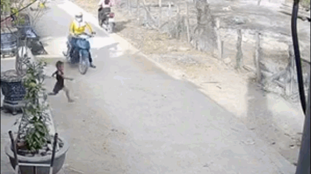 Video: Người phụ nữ phanh gấp, bẻ lái, cứu mạng em bé trong gang tấc
