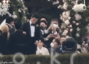 Video: Xúc động khoảnh khắc Hyun Bin dắt tay Son Ye Jin vào lễ đường